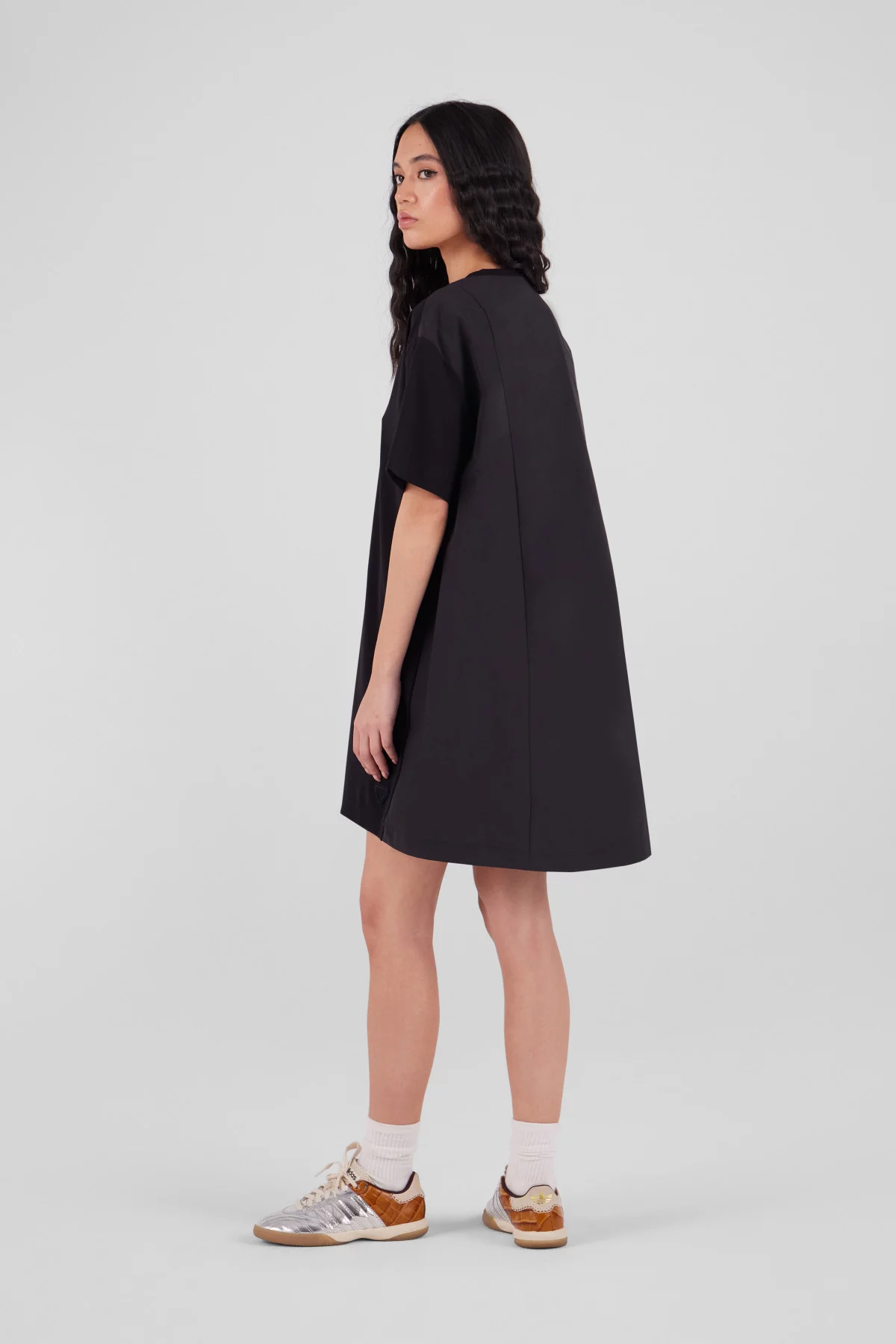 Robe courte avec dos en nylon plissé Wanda