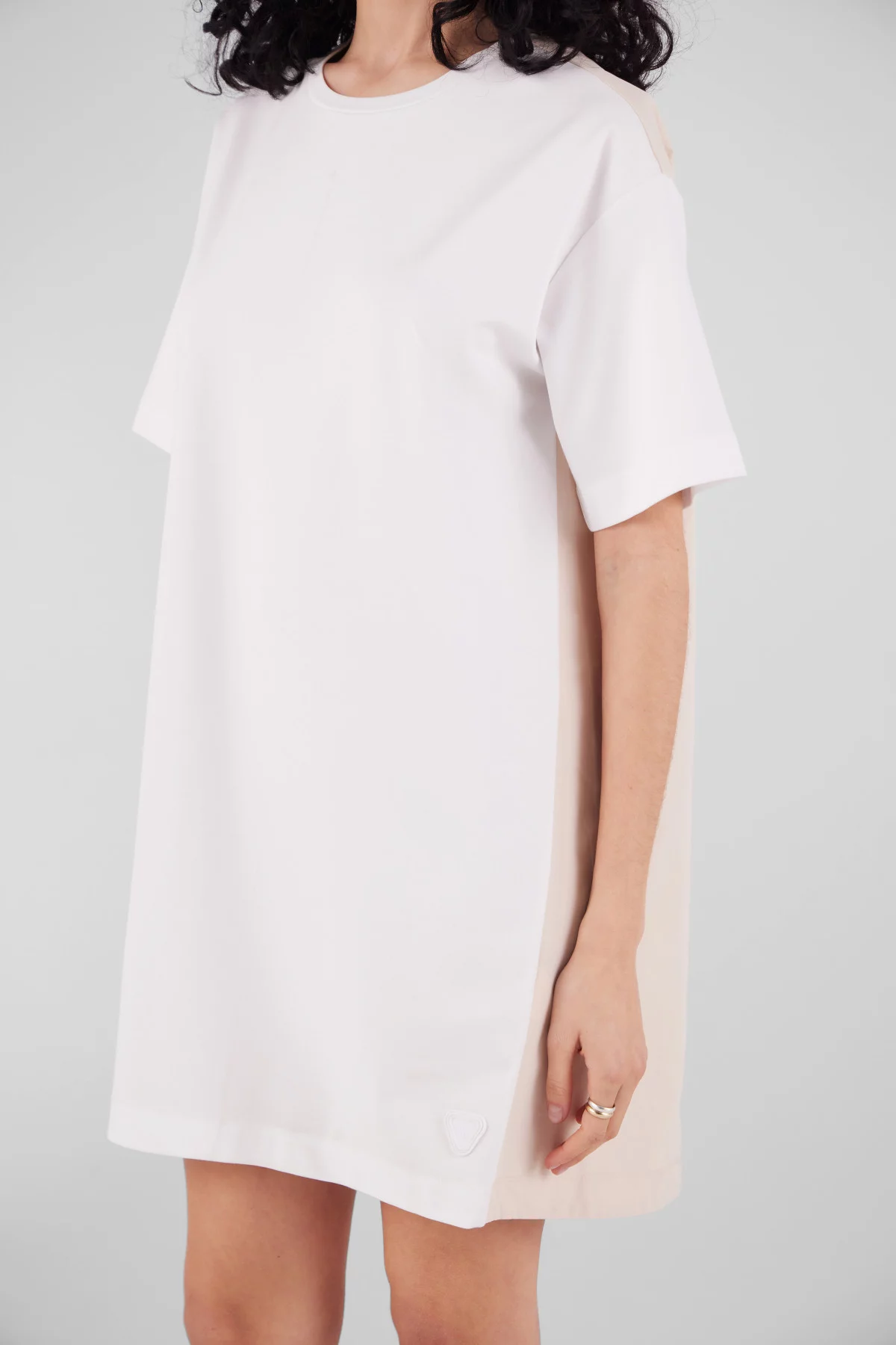 Robe courte avec dos en nylon plissé Wanda