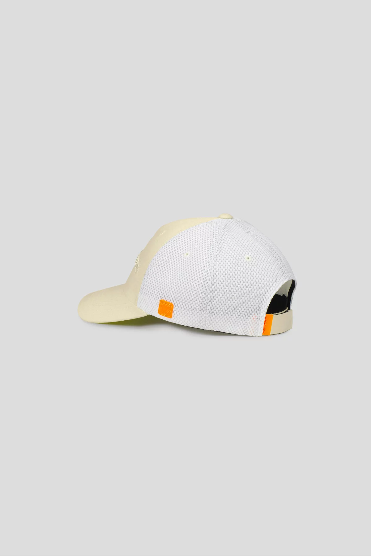 Cap with embroidered marking in front of Benja